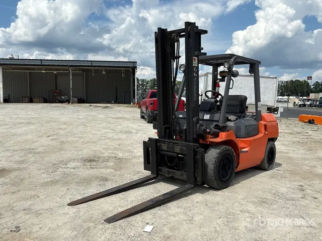 2007 Toyota 7FDU35 7300 lb Pneumatic Tire Forklift