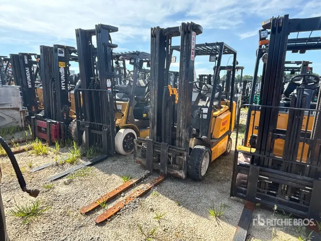 Yale GLC050TGNUAE084 Pneumatic Tire Forklift