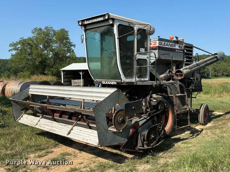 Allis-Chalmers Gleaner K2 Corn-Soybean Special combine