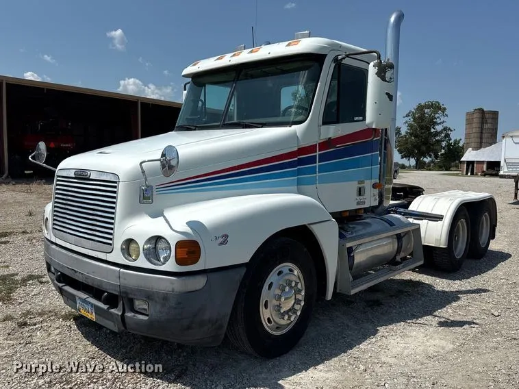 2000 Freightliner Century semi truck