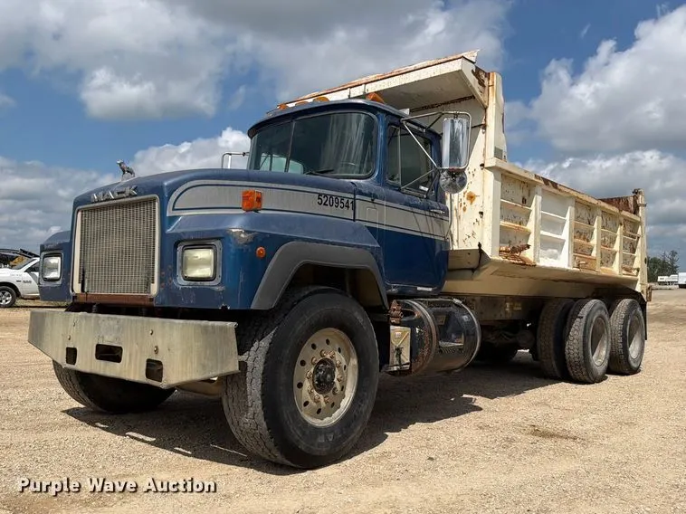 1995 Mack RD688S dump truck