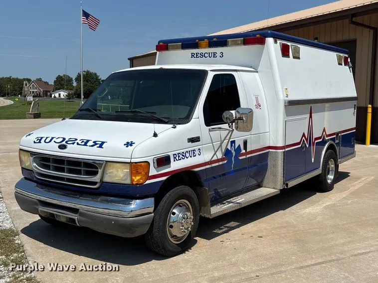 2002 Ford E450 Super Duty ambulance