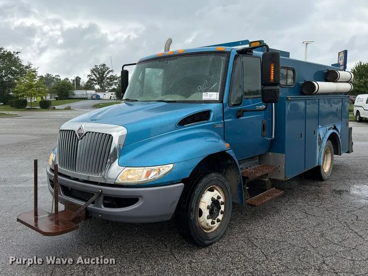 2009 International 4300 utility / service truck