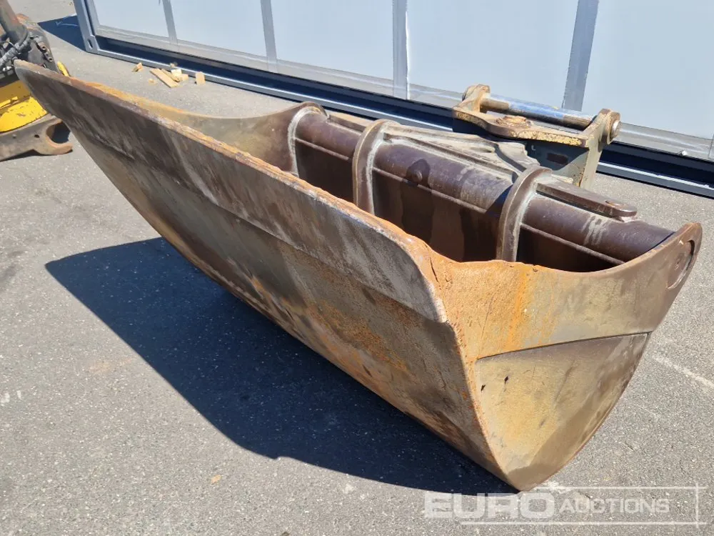 63" Hydraulic Tilt Digging Bucket to suit 70mm Pin