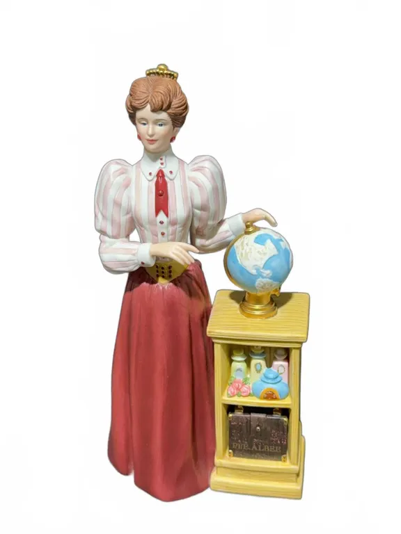 Avon President's Club 2010-2011 Mrs. Albee Award Figurine with Box