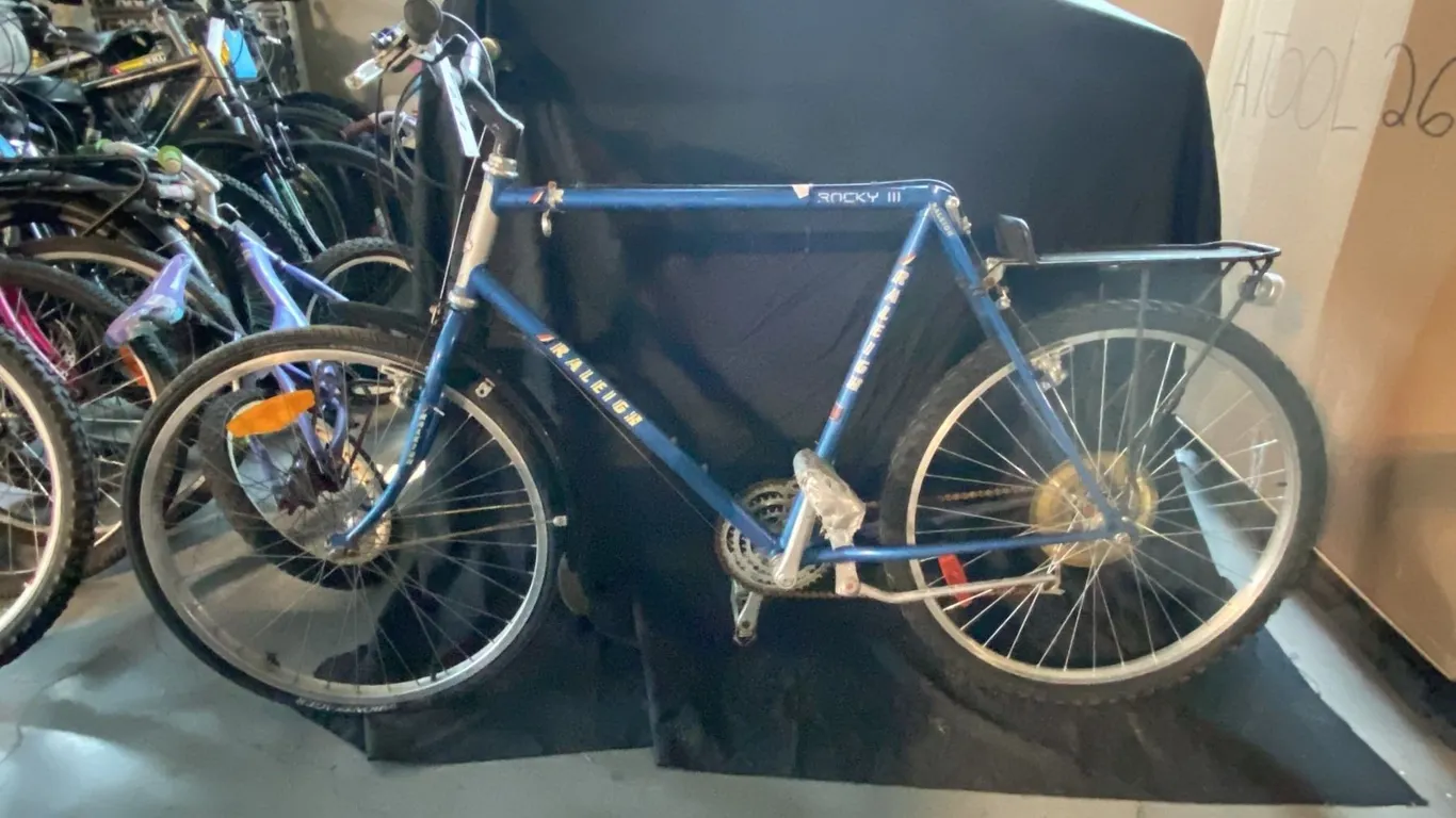 RALEIGH ROCKY III 21 SPEED MULTI-GEAR COMMUTER BICYCLE NO SEAT