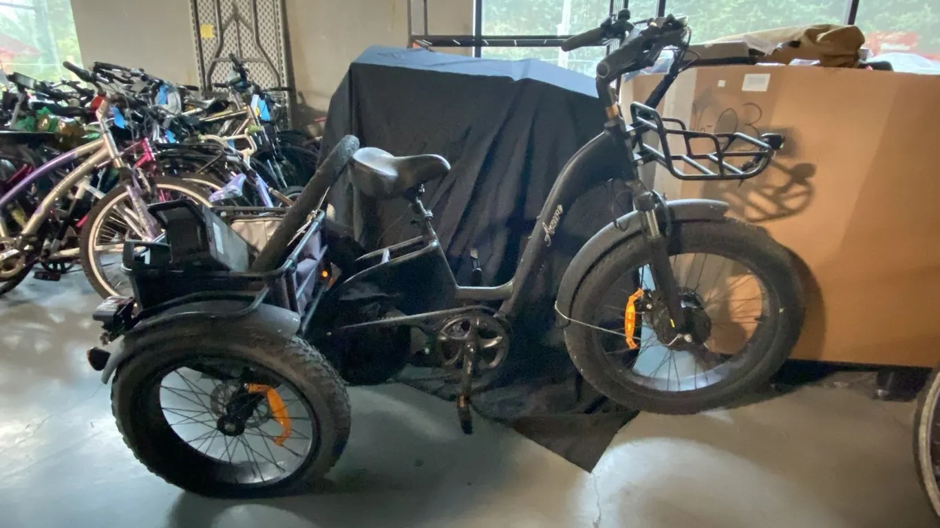 AZURE 8 SPEED BLACK ELECTRIC BICYCLE WITH STORAGE BASKET