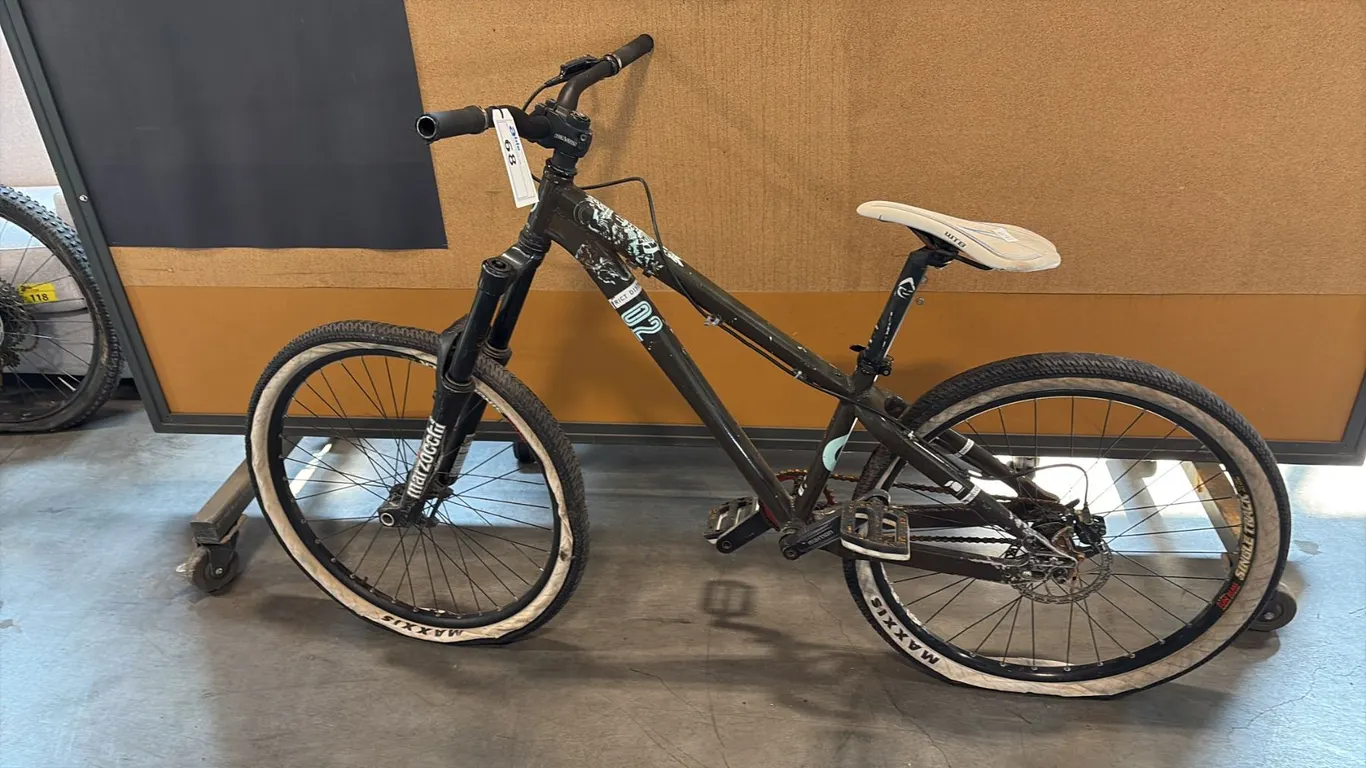GREEN DEVINCI DISTRICT 2 DEDICATED FRONT-SUSPENSION HARDTAIL MOUNTAIN BIKE