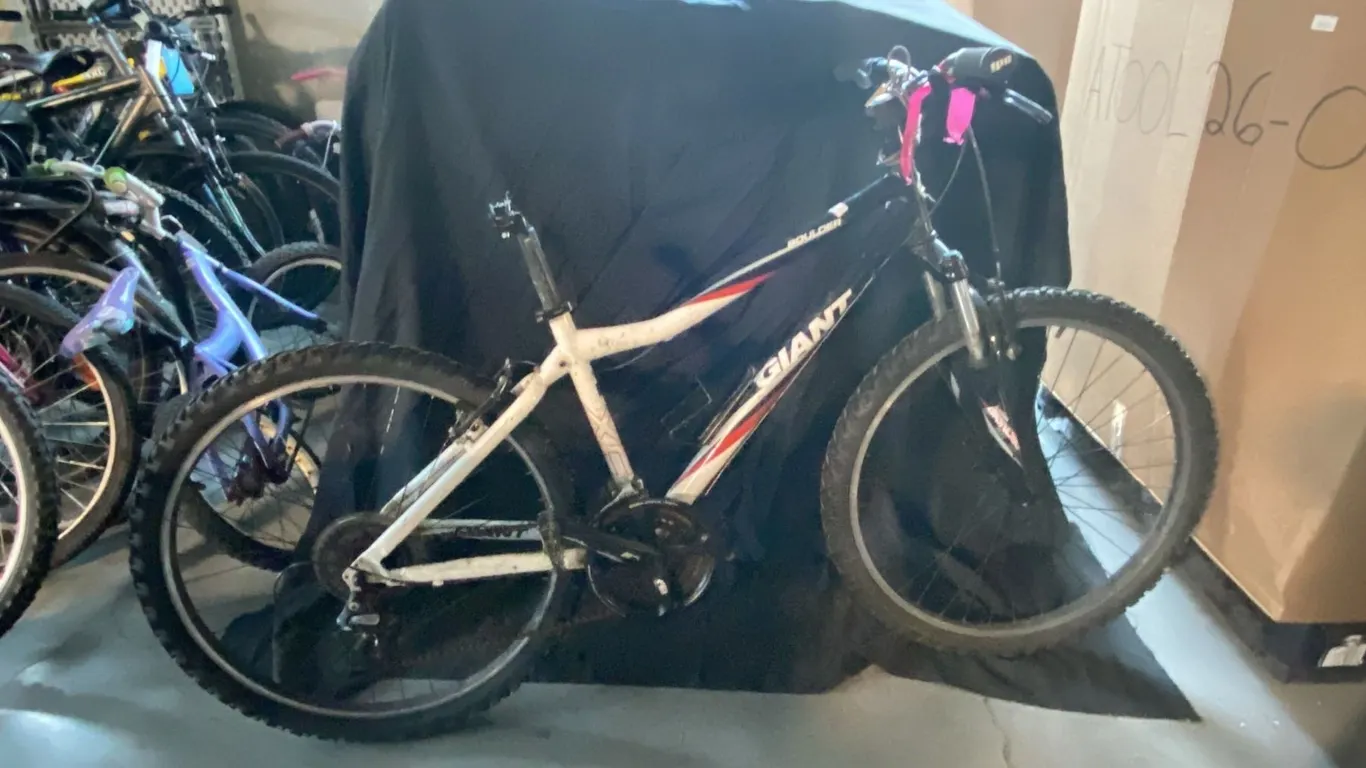 GIANT BOULDER 21 SPEED WHITE/RED/BLACK MOUNTAIN BICYCLE NO SEAT