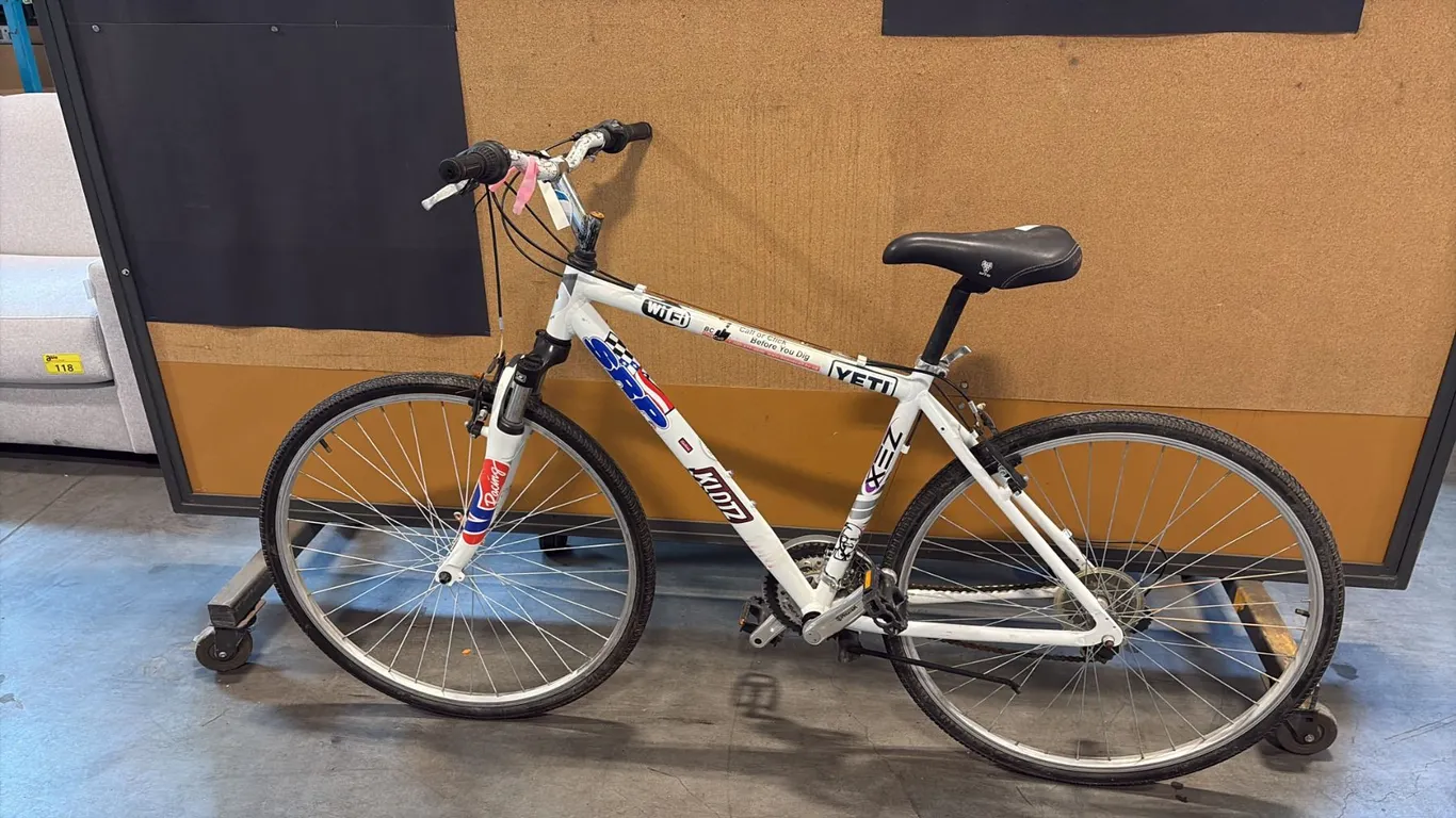 WHITE K2 ESCAPE 21-SPEED FRONT-SUSPENSION HYBRID/COMFORT BIKE
