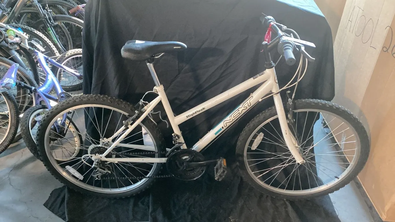 NEXT HIGHPEAK 18 SPEED WHITE MOUNTAIN BICYCLE