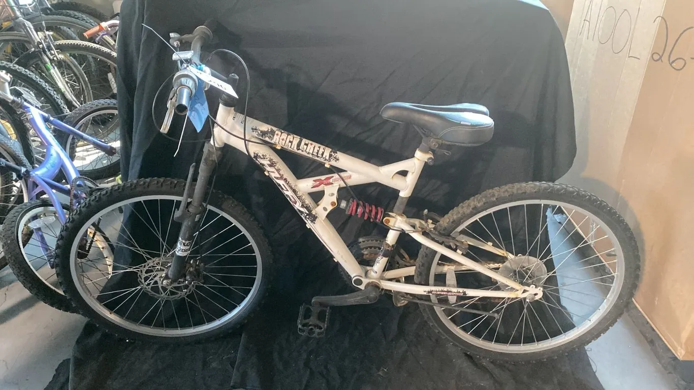 HUFFY ROCK CREEK 18 SPEED WHITE MOUNTAIN BICYCLE
