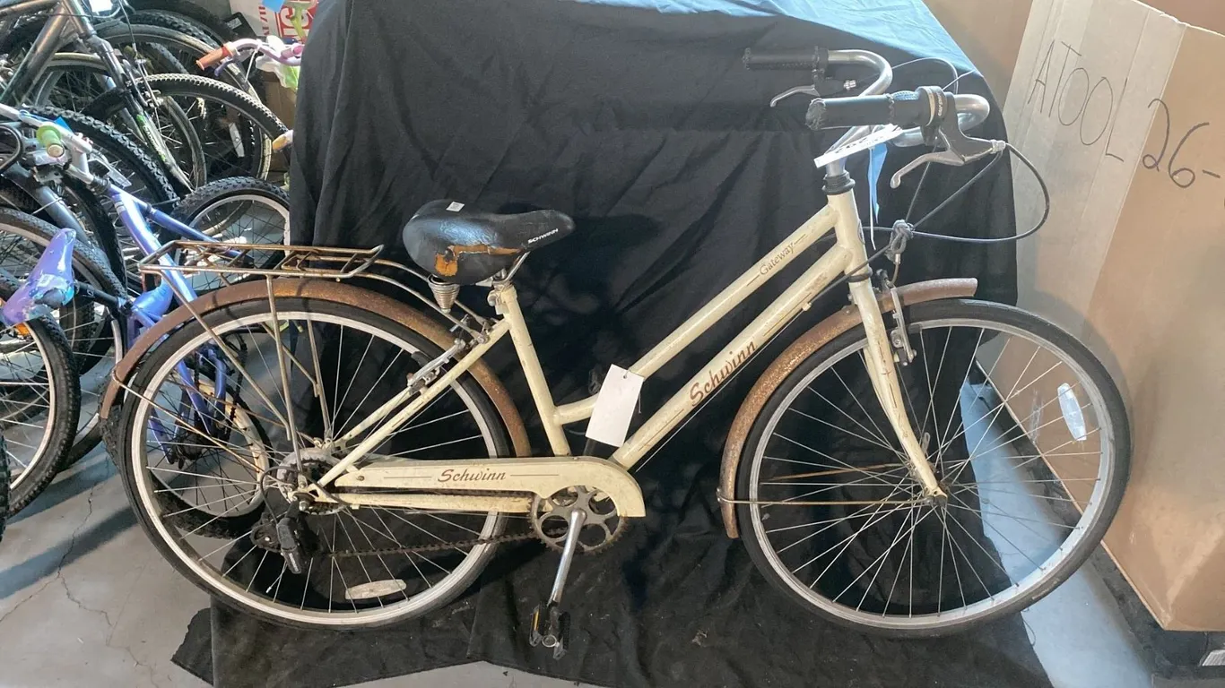 GROUP OF 3 ASSORTED CRUISER AND COMMUTER BICYCLES