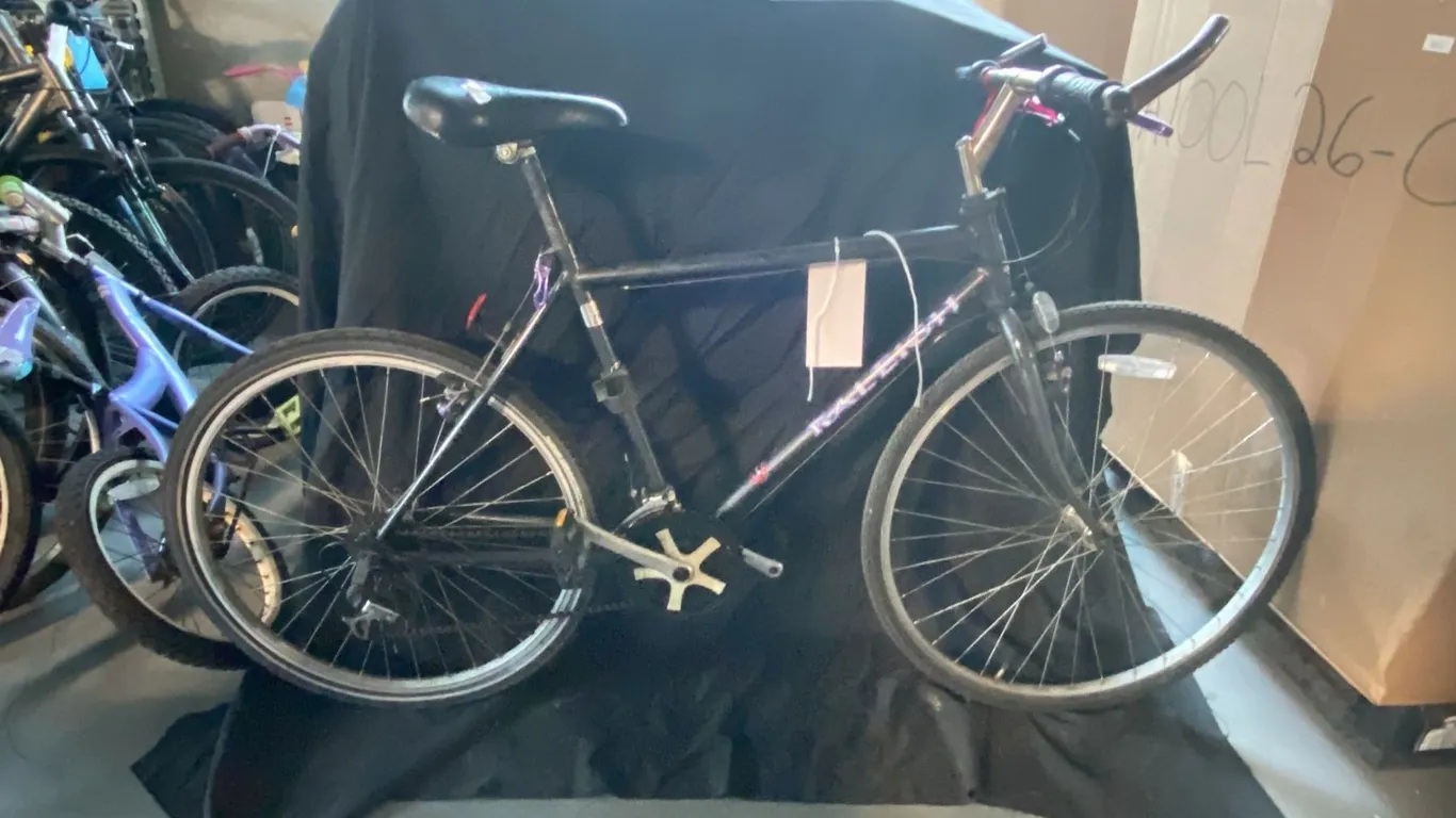 RALEIGH 18 SPEED BLACK HYBRID BICYCLE