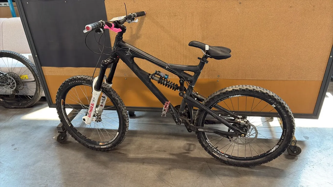 SANTA CRUZ VP-FREE LEGENDARY 27-SPEED FULL-SUSPENSION MOUNTAIN BIKE