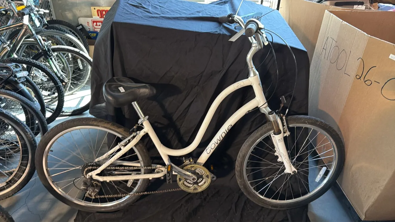 TOWNIE ELECTRA 21D 24 SPEED CRUISER BICYCLE