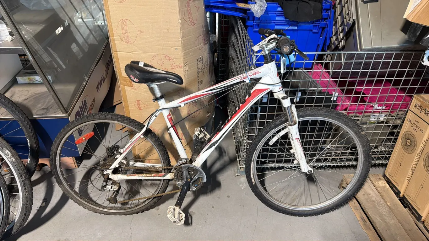 GIANT REVEL 24 SPEED FRONT SUSPENSION WHITE AND RED MOUNTAIN BICYCLE
