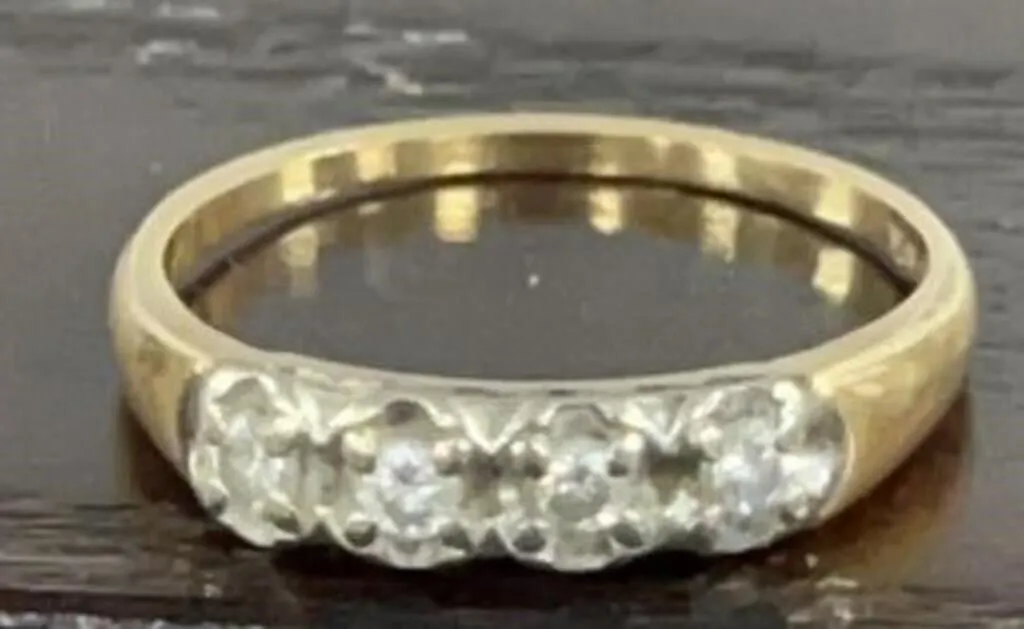 14kt Gold Diamond Chip Ring