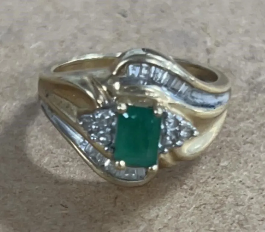 10kt Emerald & Diamond Chip Gold Ring