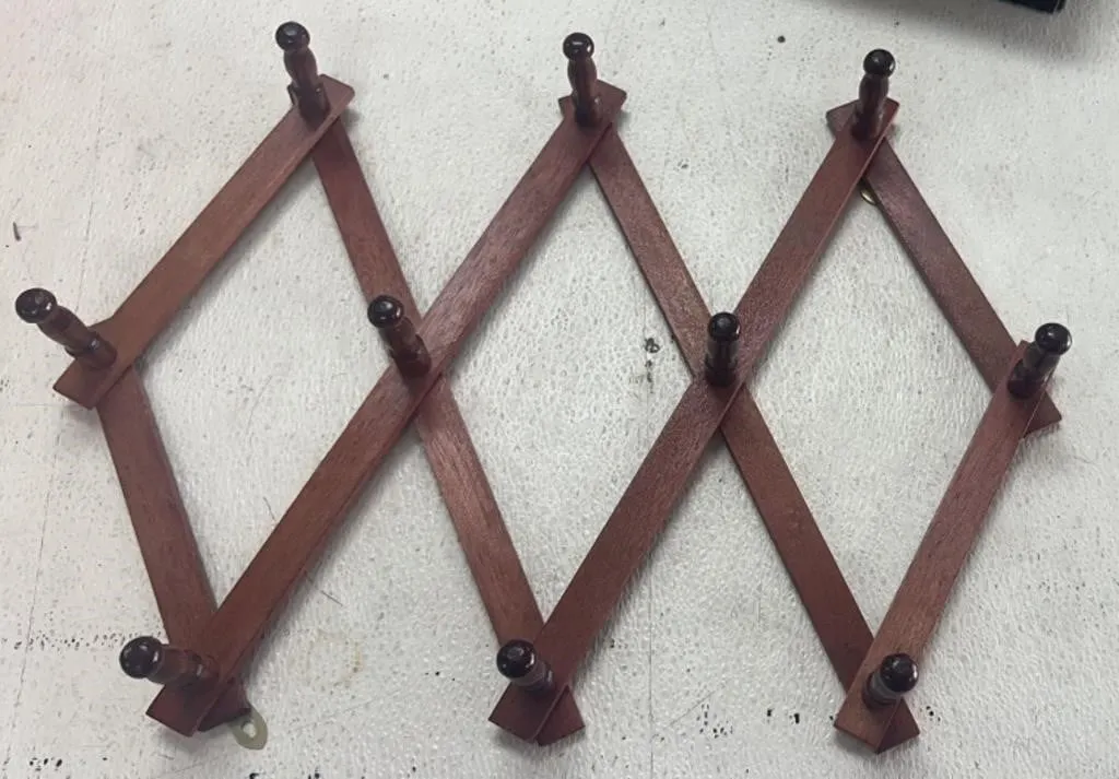 Accordion Expandable Coat Rack