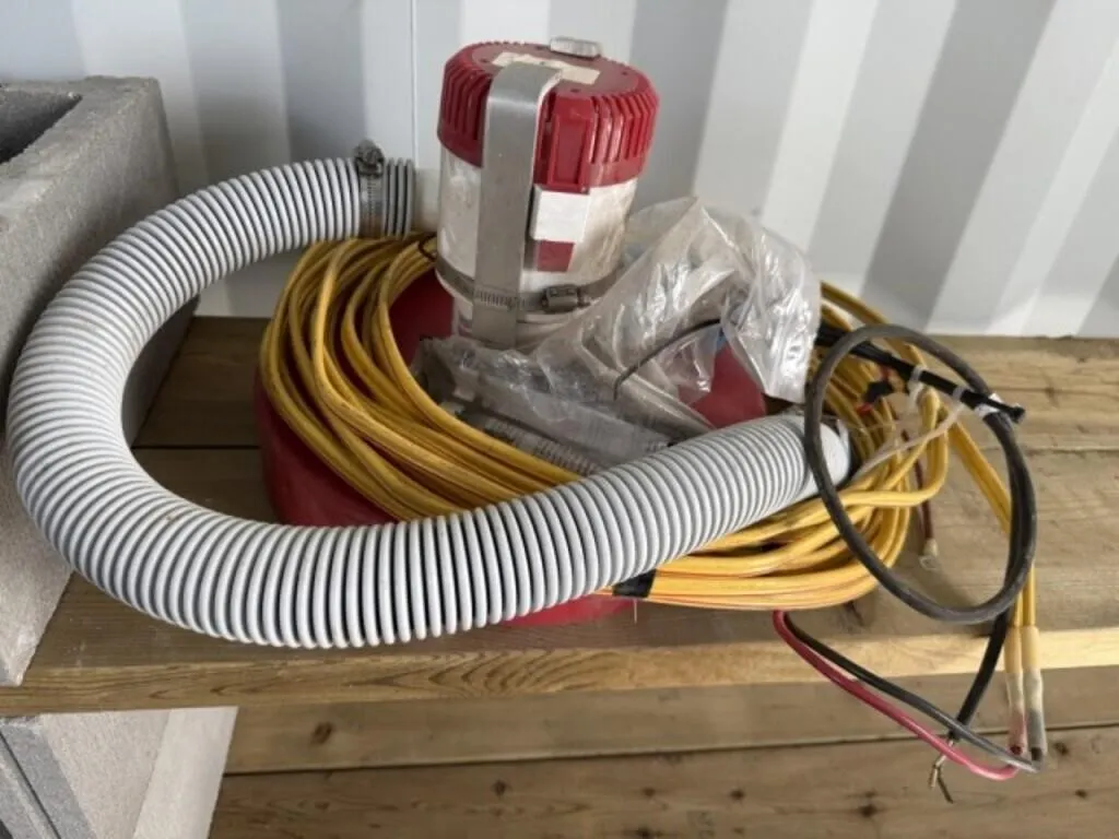 UNUSED Cap 12' Solar Floating Water Pump