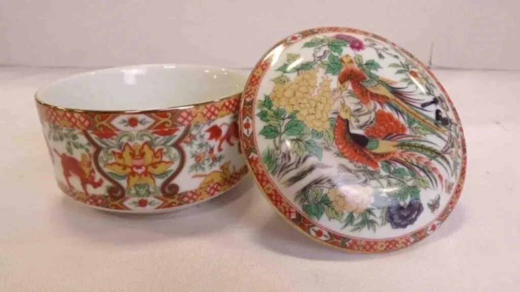 Vintage Beautifully Detailed Japanese Trinket Box