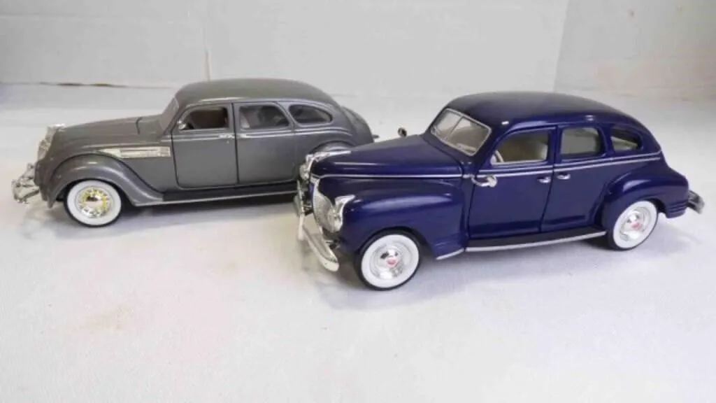 Die-Cast 1:32 Scale Signature Model Sedan Vehicles