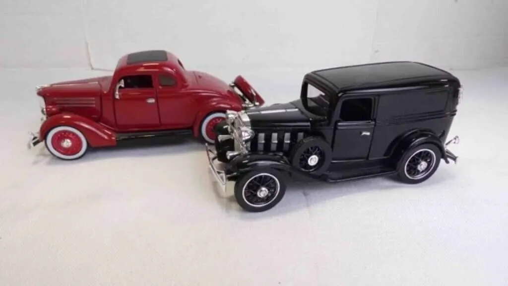 Die-Cast 1:32 Scale Model Deluxe Sedan & Coupe