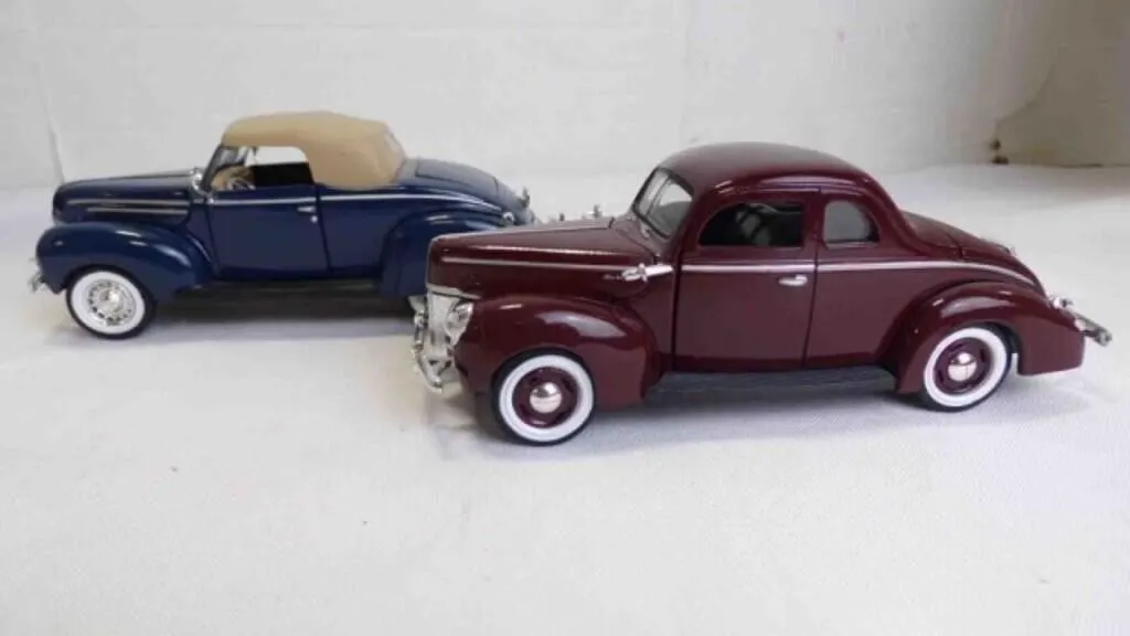 Die-Cast 1:18/24 Scale Model Deluxe Coupe Cars