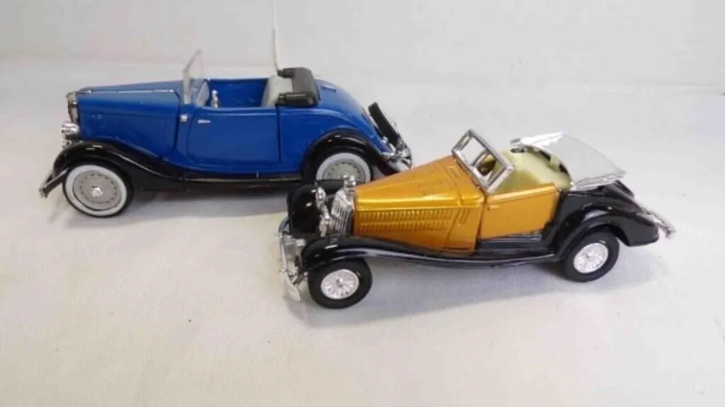 Die-Cast 1:32/36 Scale Luxury Deluxe Roadsters