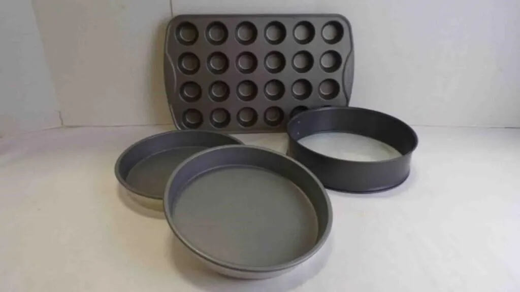 4 Bakeware Kitchen Items; 24 Mini Muffin Pan,