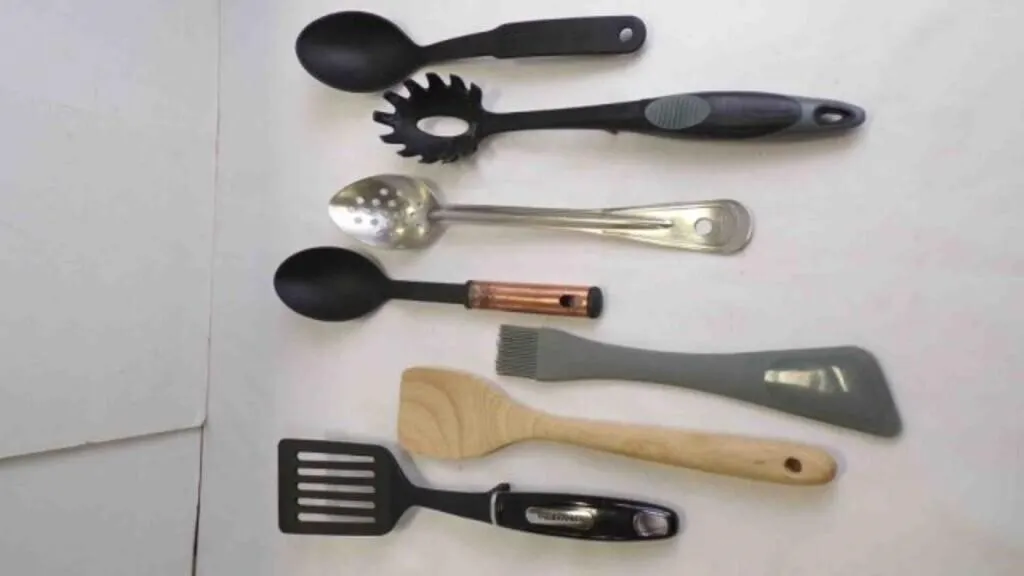 7 Kitchen Utensils - Solid & Slotted Spatulas,
