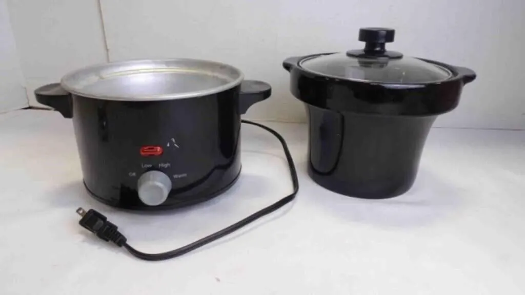 2-Quart Mainstay Round Slow Cooker - POWERS ON