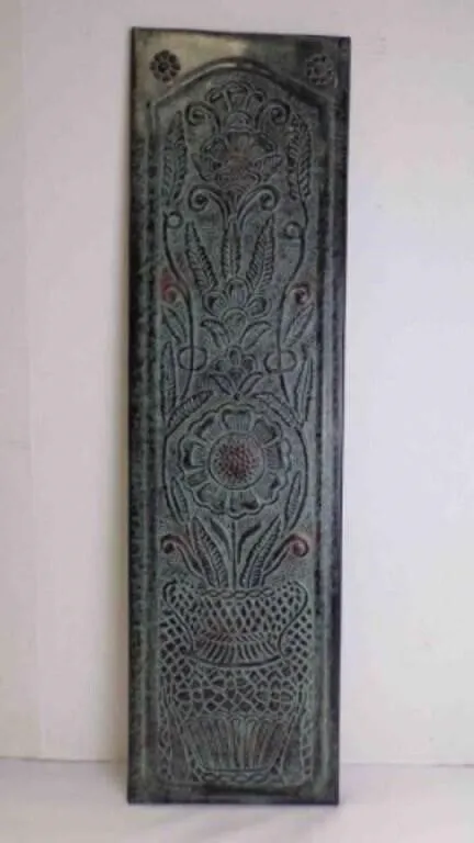 Rustic Embossed Metal Hanging Flower in Vase D�cor