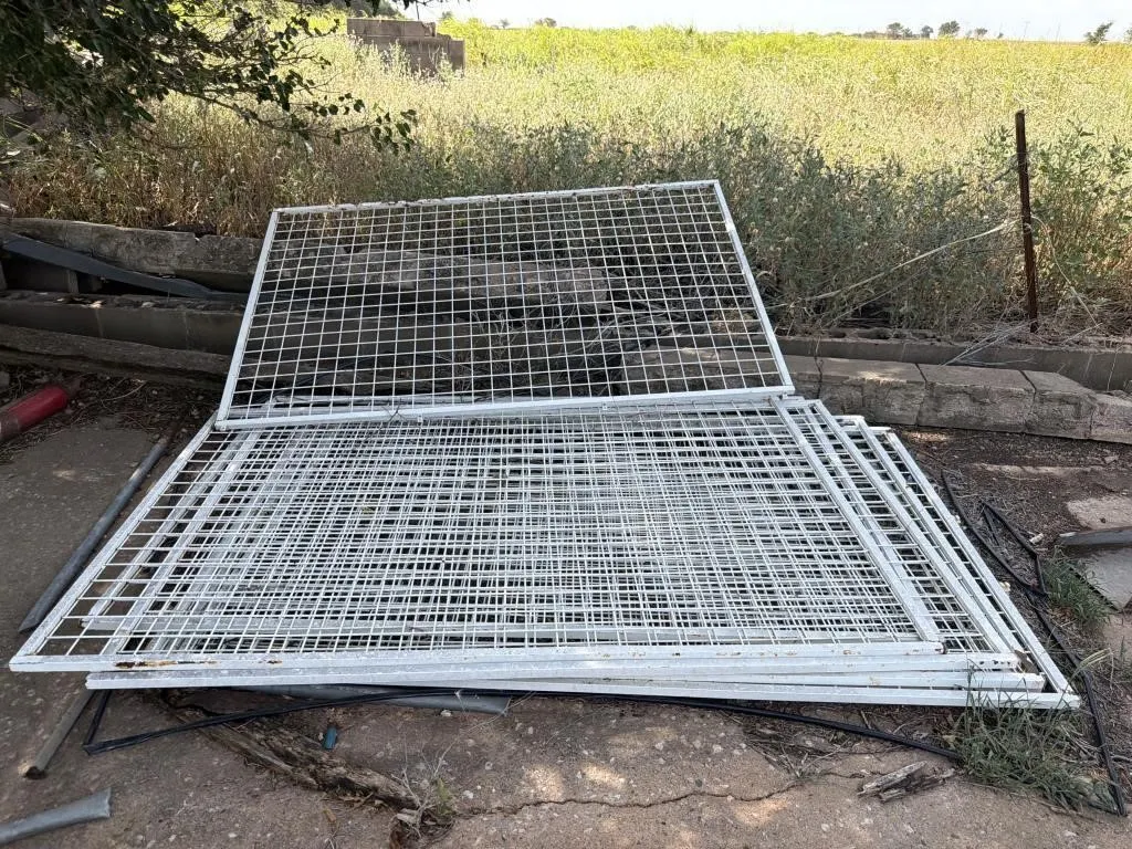 (7) Metal Wire Panels 86� x 56.5�