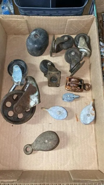 Flat of small pulleys and casters