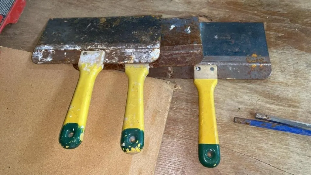 3 10in putty knives