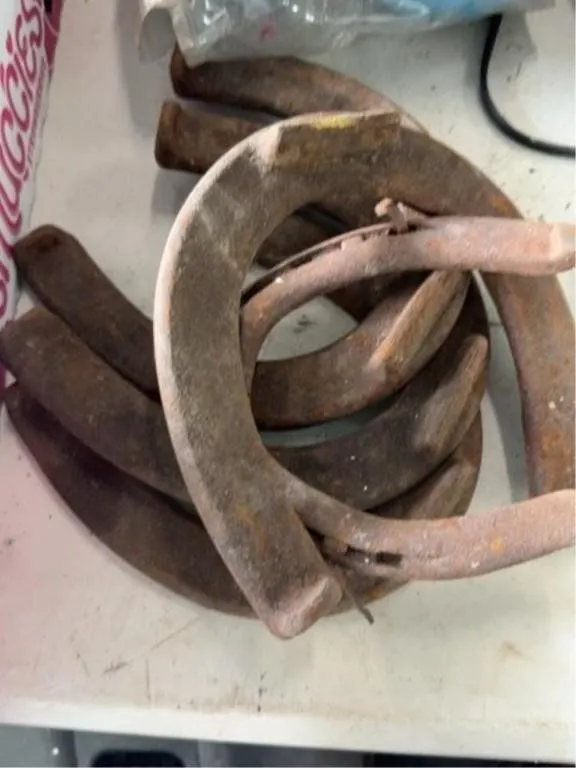 Heavy duty horse shoes