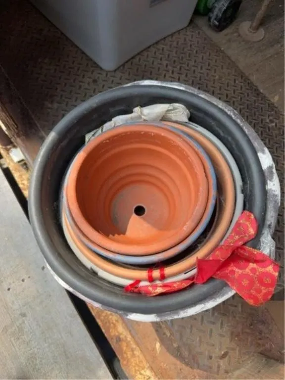 Bundle of flower pots