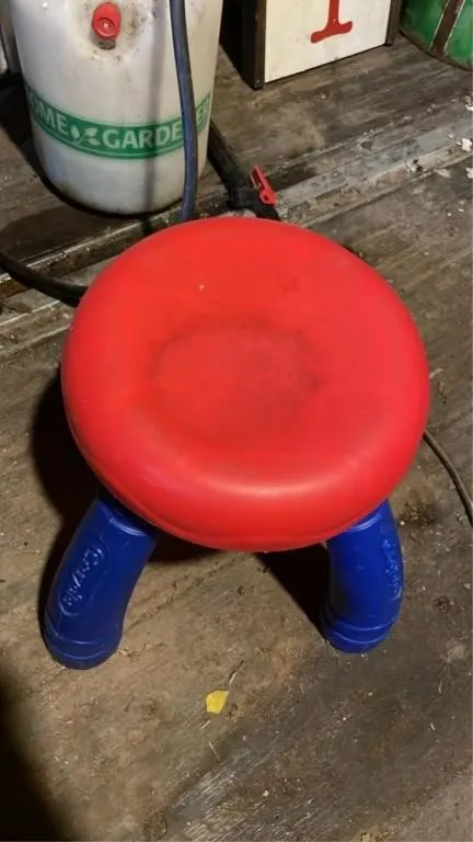 Children�s small crayons stool