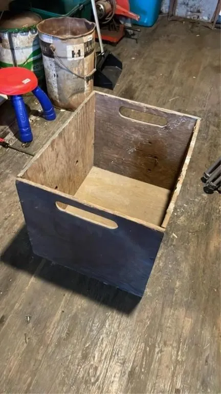 21x16.5x15.5in wooden box