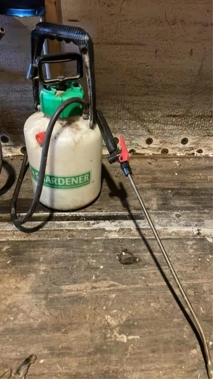 Manual pump garden sprayer