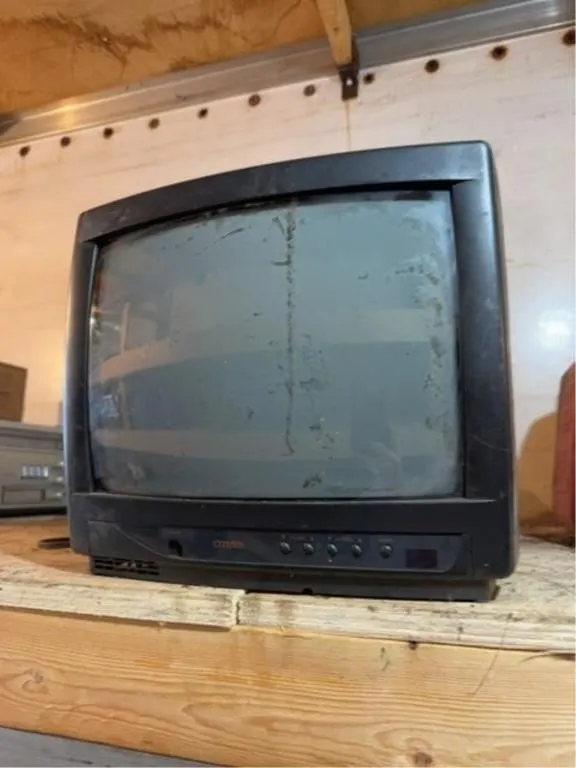 13.5�x1ftx1ft box tv