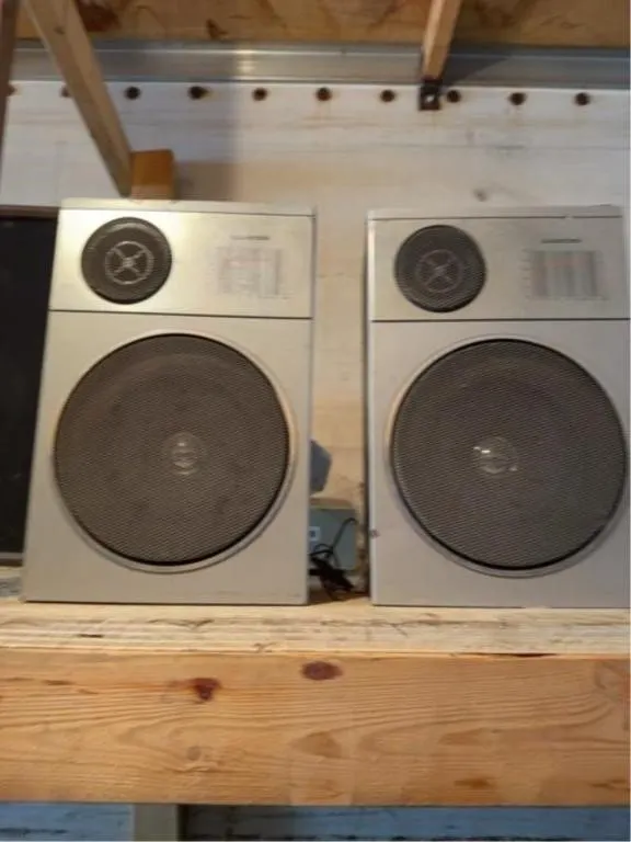Pair of Lloyd�s speakers