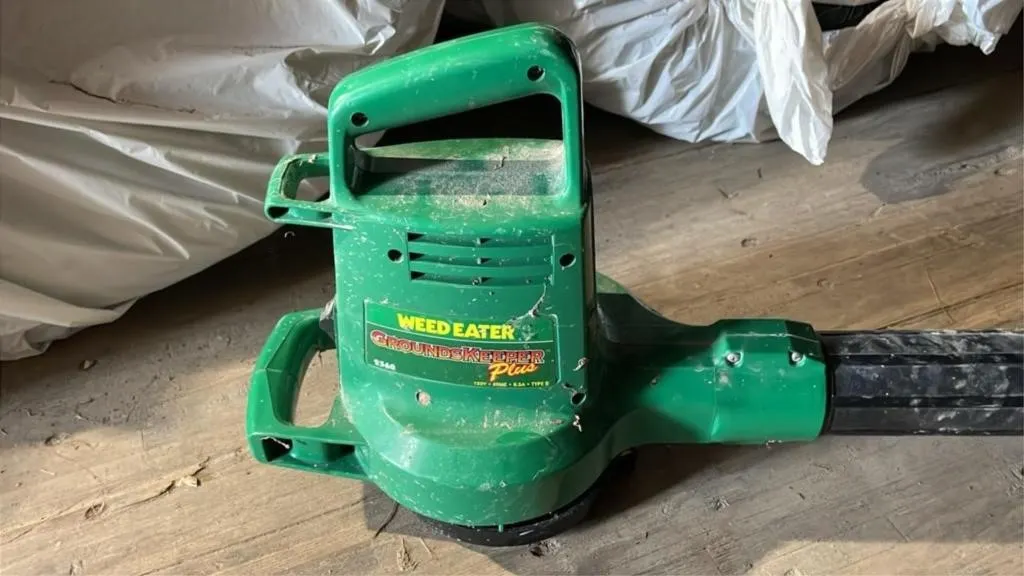 WeedEater grounds keeper plus leaf blower