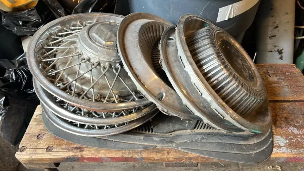Assorted hub caps and 1 floor mat