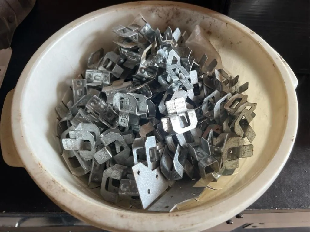 Container of H-clips for plywood 1/2in