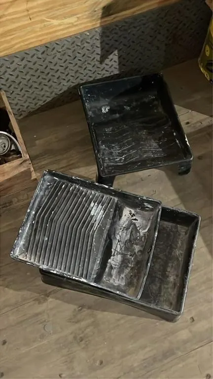 3 Plastic paint trays
