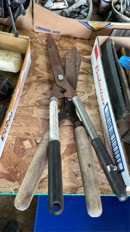 2 pairs of garden shears