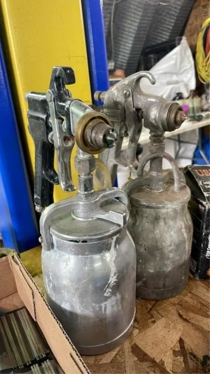 2 pneumatic spray paint guns